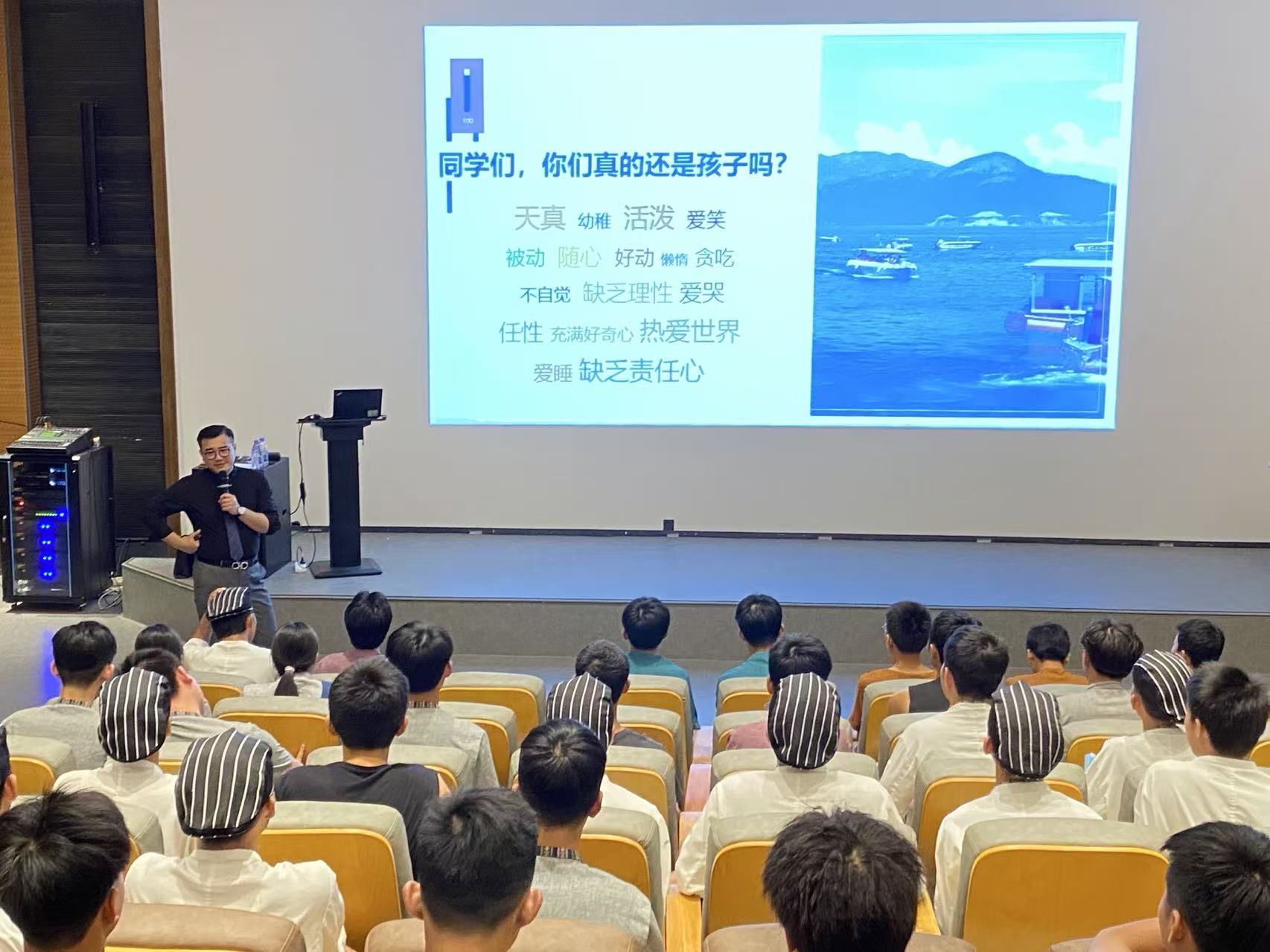 企业培训项目现场，企业员工参与专业培训，提升职业技能，现代化培训环境，专业培训师授课