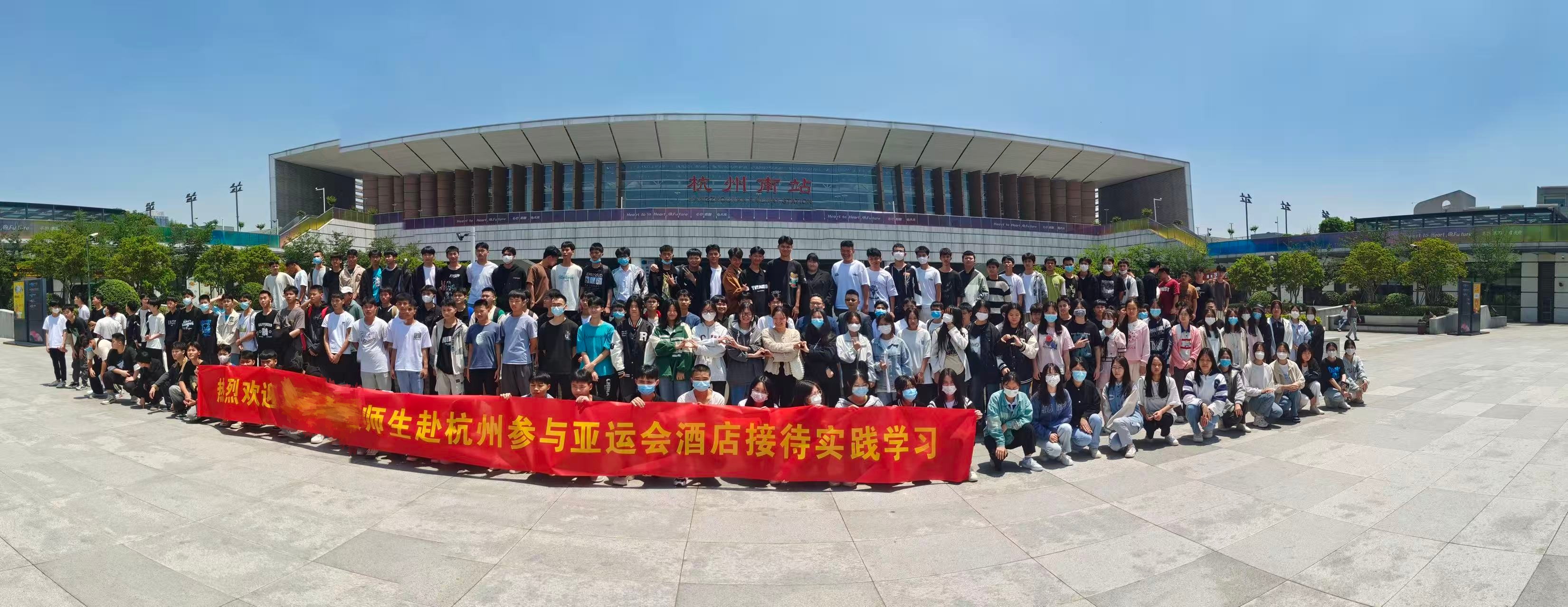 学生成功案例展示，学员获得理想学校录取通知，家长和学生面带笑容，庆祝成功时刻