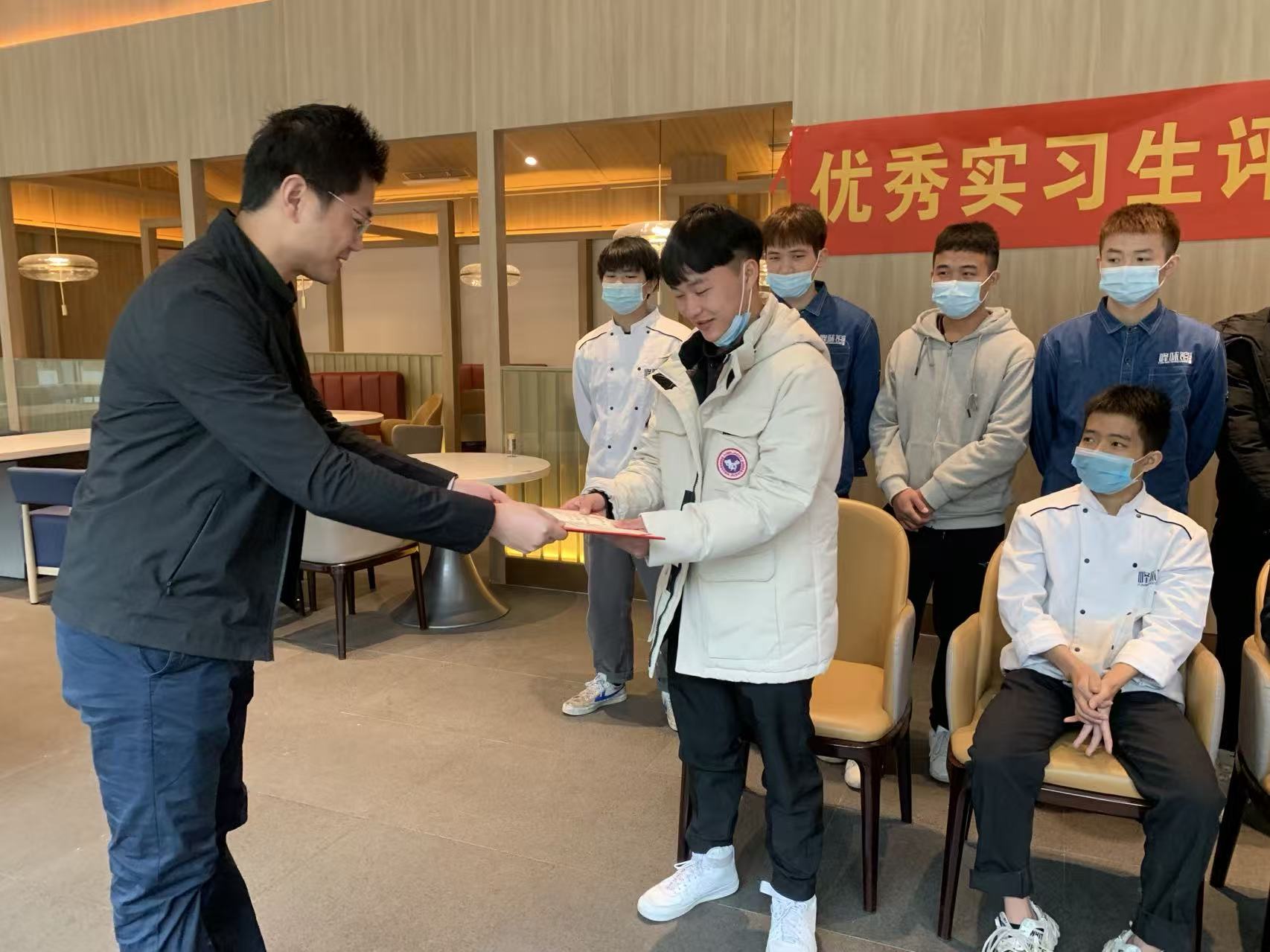 学术支持服务案例，学生接受课外辅导，提升学术成绩，专业教师提供个性化指导